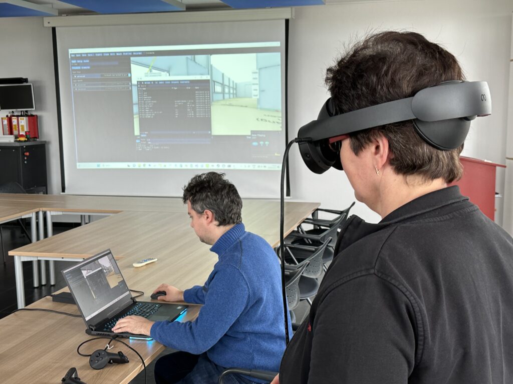 Olga Schäfer betritt die virtuelle Produktionshalle mit einer VR-Brille